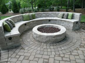 Semi-circle Seating Around Fire Pit Paver Fire Pit, Cheap Fire Pit, Fire Pit Bench, Cinder Block Fire Pit, Pavers Backyard, Outdoor Fire Pit Designs, Fire Pit Landscaping, Fire Pit Seating, Stone Fire Pit