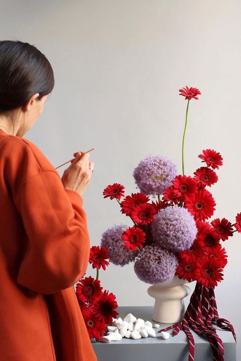 Cny Aesthetic, Sogetsu Ikebana, Rose Aesthetic, Unique Floral Arrangements, Low Centerpieces, Unique Flower Arrangements, Ikebana Flower Arrangement, Boquette Flowers, Arrangement Ideas