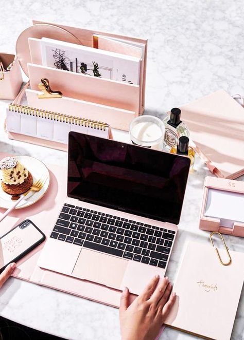 Rose Gold Office Decor, Rose Gold Office, Gold Office Decor, Girly Office, Work Desk Decor, Gold Office, Pink Office, Desk Inspiration, Dream Office