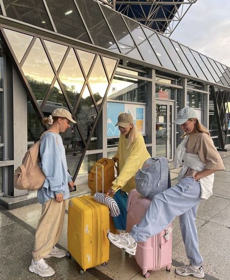 Aesthetic & Trendy Airport Outfits Inspo Outfit For Traveling On Plane, Airport Outfit Comfy Travel Style, Trendy Airport Outfits, Airport Outfit Men, Casual Airport Outfit, Airport Outfit Comfy, Airport Outfit Summer, Aesthetic Airport, Airport Pictures