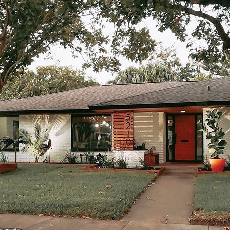 Mid-Century Home on Instagram: “"Iconic Midcentury in Texas Gulf Coast Brimming with Personality"⁠ WANT TO SEE MORE? 👉🏻LINK IN BIO👉🏻⁠ .⁠ .⁠ Do you live in a midcentury house…” Midcentury Home Exterior, Mid Century Ranch Exterior, Mid Century Modern House Exterior, Texas Gulf Coast, Mid Century Modern Exterior, Ranch House Exterior, Mid Century Exterior, Mid Century Ranch, Ranch Exterior