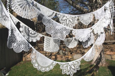 Doily Garland Diy, Doily Bunting, Lace Bunting, Doily Art, Crochet Bunting, Doilies Crafts, Deco Champetre, Deco Boheme, Shabby Chic Decor