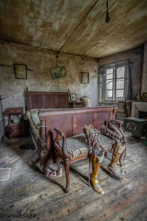 Abandoned Library, Eerie Places, Old Abandoned Buildings, Abandoned Property, Creepy Houses, Houses In France, Old Abandoned Houses, Abandoned Mansion, Castles In Scotland