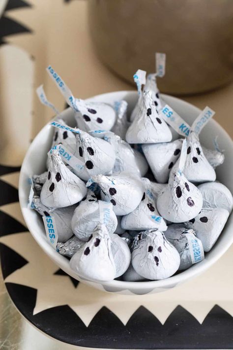 Halloween Shower Ideas, Halloween Sleepover, Soirée Halloween, Halloween Themed Birthday Party, Dulces Halloween, Easy Halloween Party, Halloween Ghost Decorations, Halloween Party Snacks, Halloween Food Treats