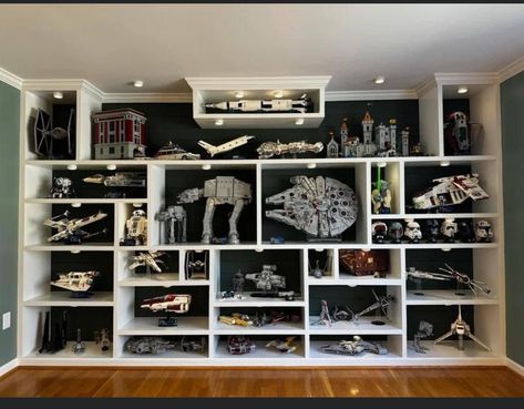 Lego Collection Display, Star Wars House Decor, Lego Display Shelf, Lego Shelves, Lego Room Ideas, Star Wars Office, Lego Display Ideas, Lego Room Decor, Game Room Ideas