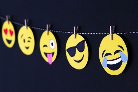 Printable Emojis Banner perfect for a dorm room or birthday party via @PagingSupermom Printable Emojis, Emoji Room, Tumblr Birthday, Emoji Party Decorations, Emoji Printables, Teenager Party, Emoji Birthday Party, Staircase Designs, Teens Room