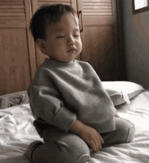 Sleepy Meme, Good Morning Boyfriend Quotes, Tired Gif, Sleep Meme Funny, Sleep Meme, Sleeping Gif, Tired And Sleepy, Sleep Training Baby, Feeling Sleepy