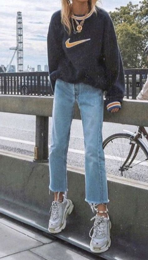 #sweatshirt #nike #hoodie #jeans #vintage Minimal Stil, Trendy Outfits 2020, Vintage Outfits 90s, Skater Girl Outfits, Outfit 90s, Grunge Look, Tumblr Outfits, 40s Fashion, Sweatshirt Outfit