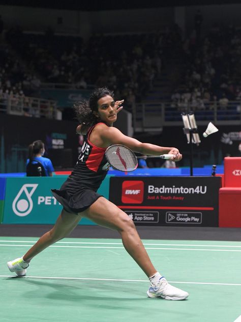 Professional Badminton players have hardcore training sessions to be nimble on court. But all players have to start from the basics. Check out Body conditioning exercises for badminton training 101 #badminton #training Badminton Reference, Badminton Aesthetic Girl, Pv Sindhu Badminton, Badminton Racket Aesthetic, Badminton Photography, Shuttle Badminton, Badminton Girl, Badminton Aesthetic, Badminton Tips