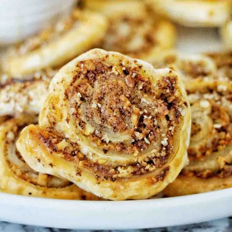 Pecan Pinwheels - Sweet Caramel Sunday Puff Pastry Dessert Pinwheels, Puff Pastry Nut Rolls, Pecan Pinwheels Recipe, Pecan Danish Recipe, Pecan Pinwheels, Appetizer Pinwheels, Pie Crust Dessert, Recipes Using Puff Pastry, Using Puff Pastry