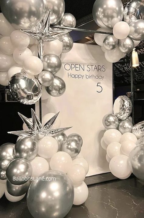 Bridal Balloons, Prom Backdrops, Company Anniversary, Disco Party Decorations, Balloon Garland Diy, Prom Decor, Shimmer Wall, Silver Theme, 50th Party