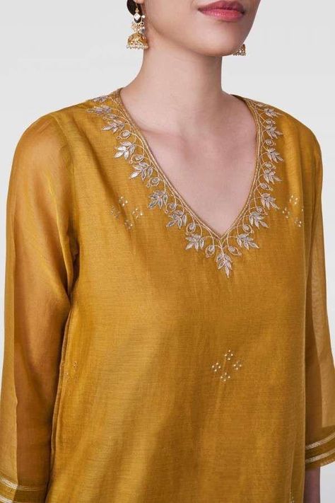 Salwar Neck Designs, Trendy Embroidery, Ideas Embroidery, Simple Kurta Designs, Neck Designs For Suits, Embroidery On Kurtis, Salwar Designs, Kurti Embroidery Design, Kurta Neck Design