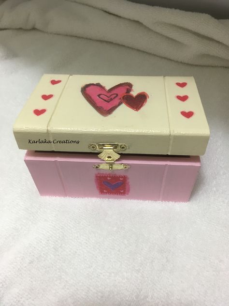 Cute Box Decorating Ideas, Slabs Box Ceramics Ideas, Painted Box Ideas Aesthetic, Memory Box Ideas Diy Paint, Box Painting Ideas, Senior Boxes, Painted Cds, Shoebox Ideas, Box Painting