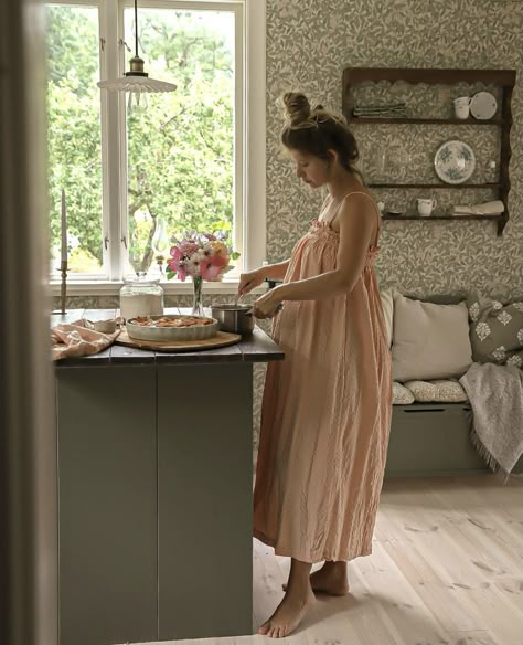 Modern Housewife Style, Home Maker Wife, Stay At Home Mom Aesthetic Outfits, Trad Wife Aesthetic Home, Housewife Aesthetic Dress, Cottagecore Pregnancy, Trad Wife Aesthetic Outfits, Trad Wife Outfit, Traditional Wife Aesthetic