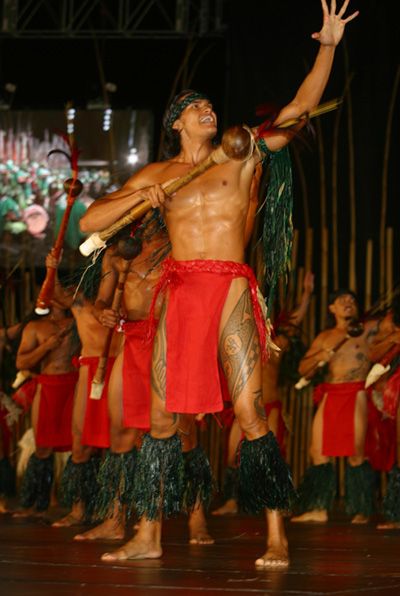 Traditional outfit of Hawaii. New way of wearing a loin-cloth, stunning feather helmets, and no coconut bra - Nationalclothing.org Hawaii Traditional Outfits, Dance Men, Merrie Monarch Festival, Samoan Men, Coconut Bra, Tahitian Costumes, Hawaiian Outfit Men, Body Paintings, Polynesian Men