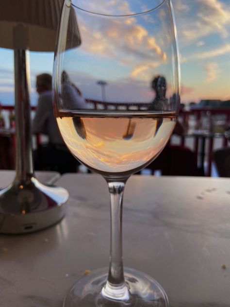 White wine, vin blanc, restaurant, sunset, couché de soleil White Wine, Rose Wine, Alcoholic Drinks, Restaurant, Wine, Drinks, Collage, Glass, Pins