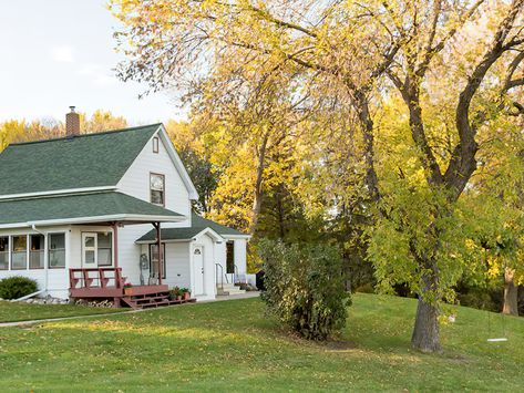 This Rural Airbnb In Minnesota Was Ripped From The Pages Of Country Living Magazine Rural Airbnb, Family Beach Trip, Antique Light Fixtures, Haunted Hotel, Country Living Magazine, Cozy Cafe, Local Farmers Market, Couple Getaway, Old Farmhouse