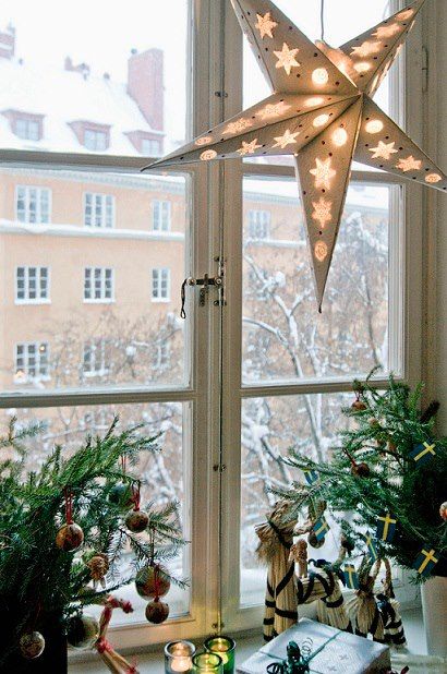 Swedish Christmas Window Swedish Christmas Decorations, Modern Jul, Sweden Christmas, Christmas Lights Outside, Scandinavian Christmas Decorations, Deco Studio, Christmas Window Decorations, Scandi Christmas, Swedish Christmas