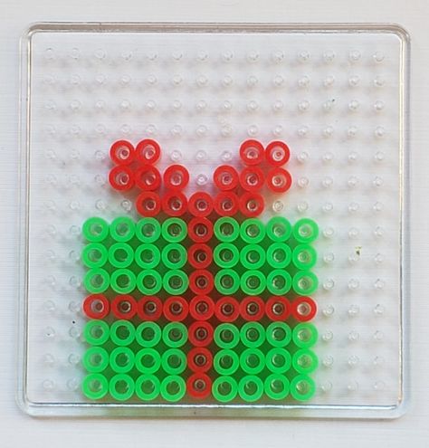 Christmas Present Perler Beads on a tray. Christmas Perler Beads Easy, Xmas Perler Beads, Small Christmas Perler Bead Patterns, Small Perler Beads Ideas Christmas, Present Perler Beads, Perler Beads Christmas Ideas, Christmas Melty Beads Patterns, Perler Beads Christmas Ornaments, Christmas Perler Beads Patterns