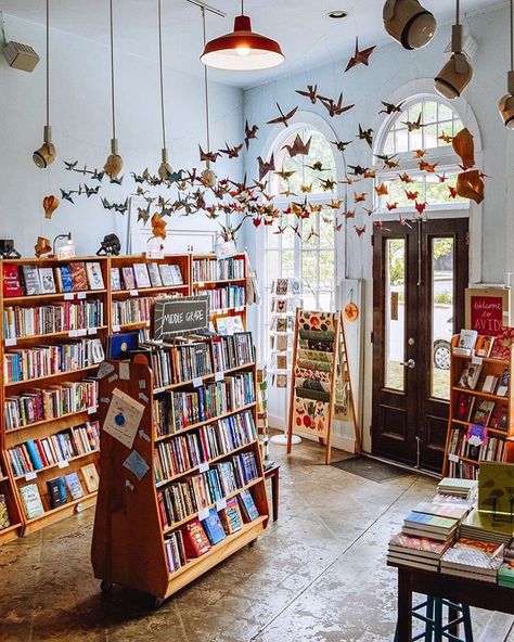 Prettybookplaces on Instagram: “The interior is so very pretty, you can see the love behind. Picture and shop: @avidbookshop #prettybookplaces ♥️” Bookshop Café, Bookstore Design, Library Cafe, Origami Ball, Bookstore Cafe, Dream Library, Library Aesthetic, Book Bar, Book Cafe