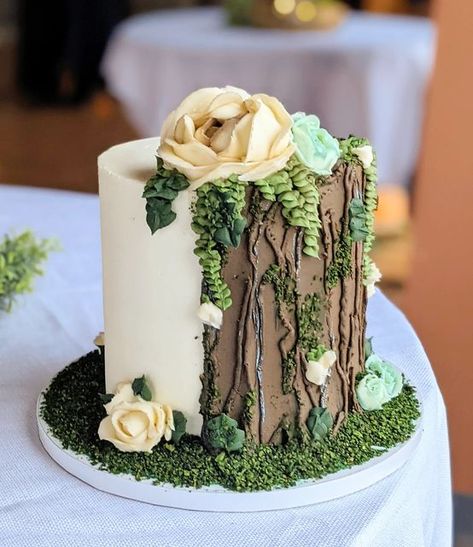 Forest Theme Cake Ideas, Enchanted Forest Themed Cake, Cake With Leaves Decoration, Sage Wedding Cake Ideas, Nature Themed Cakes, Moss Wedding Cake, Nature Cake Design, Enchanted Forest Cakes, Forest Cake Woodland