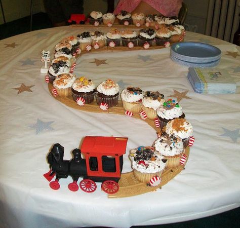 Cupcake Train we used for a Baby Shower - also good for a boy's Birthday party!  Just add peppermint rounds to the bottom of the cupcakes (we used hot glue) and crushed up candy on the tops of the cupcakes to look like 'coal' Cupcake Train, Santa Breakfast, Polar Express Christmas Party, Polar Express Theme, Polar Express Christmas, Train Baby Shower, Polar Express Movie, Class Tree, Library Decorations