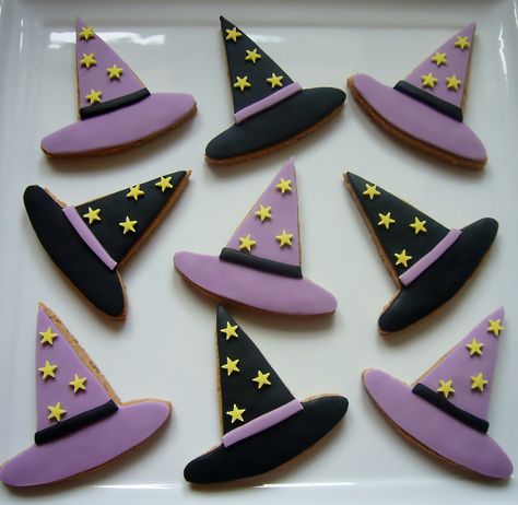 Witch hat cookies Witch Hat Sugar Cookies Decorated, Witches Hat Sugar Cookies Decorated, Witch Hat Cookies Decorated, Biscotti Halloween, Halloween Witch Cookies, Cute Halloween Food, Galletas Halloween, Halloween Sugar Cookies Decorated, Witch Hat Cookies