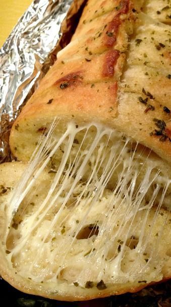 Cheesy Pesto Bread, Cheesy Garlic Bread Recipe, Pesto Bread, A Loaf Of Bread, Garlic Bread Recipe, Cheesy Garlic Bread, Loaf Of Bread, Snacks Für Party, French Bread