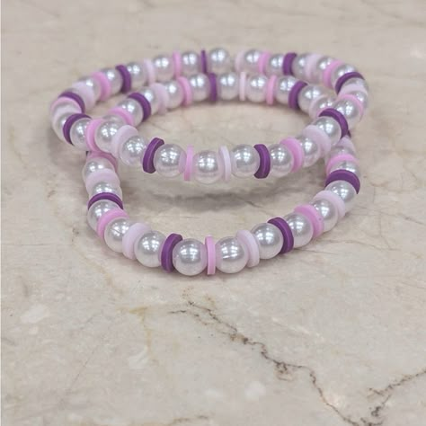 Butterfly Clay Bead Bracelet, Pearl Clay Bead Bracelet Ideas, Purple Bracelet Aesthetic, Braclets Ideas Beaded Aesthetic, Bracelet Ideas Glass Beads, Purple Bracelet Ideas, Cute Seed Bead Bracelets, Bracelet Patterns Beads, Purple Clay Bead Bracelet