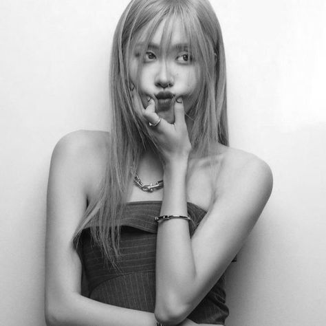 Rosé Elle Korea, Rosé Icons Dark, Rose Dark Icons, Rose Pic, Rosé Hot, Rosé Black And White, Rose And Rosie, Blackpink Poster, Rose Park