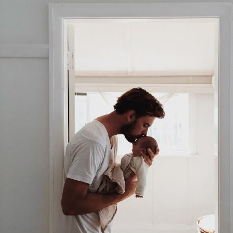 Foto Newborn, In His Arms, Newborn Baby Photos, Foto Baby, Foto Tips, Newborn Shoot, Newborn Photoshoot, Family Goals, Baby Family