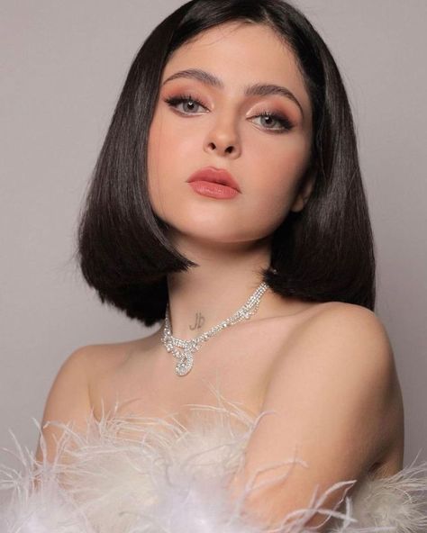 Makeup Looks Winter, Dramatic Wedding Makeup, Pageant Makeup, Portrait Retouch, Music Instagram, Fall Makeup Looks, Blackpink Edit, Beautiful Curly Hair, Peinados Fáciles Para Cabello Corto