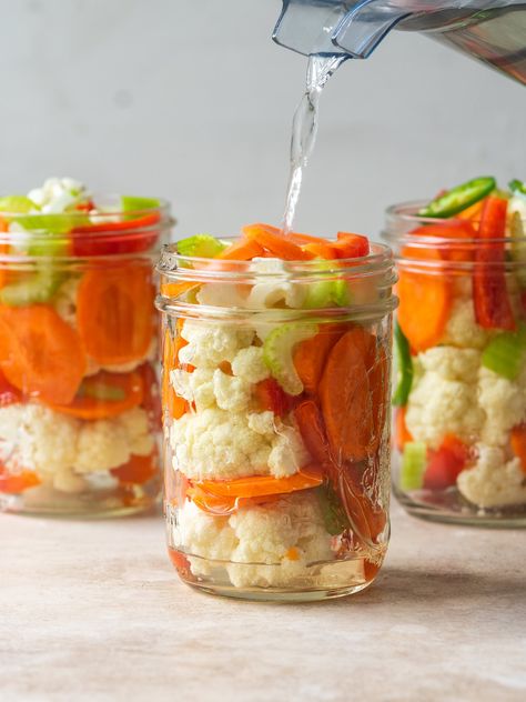 Homemade Giardiniera Recipe, Pickled Veggies Recipe, Quick Pickled Veggies, Giardiniera Recipe, Pickled Sweet Peppers, Pickle Brine, Quick Pickle, Easy Pickling Recipes, Pickled Vegetables Recipe