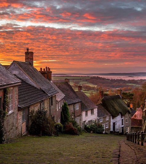 The English countryside is so cozy - 9GAG English Countryside Aesthetic, Countryside Aesthetic, England Aesthetic, Gold Hill, England Countryside, English Village, British Countryside, Country Side, Foto Art