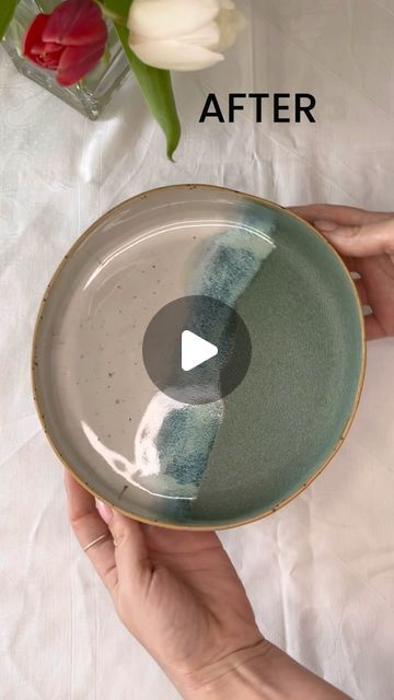 Jini | creative daydreamer on Instagram: "I still love ❤️ the glaze combination very much and can hardly decide which of the two new plates I like better.. green-white or turquoise-white. 🤔 What do you think? . . Hi, 🙋🏼‍♀️ my name is Jini, and it hasn’t been long since I found out that we are all capable of making our own pottery without needing a potter’s wheel. Follow me to see and learn how it’s done.✨🌸 . . 👉🏼For the glaze, I used (as always) @botzglazes brush-on glazes, as they do not emit toxic fine dust and can therefore be used at home without worry. . 👉🏼I glazed this plate half with 9891 green granite and half with 9301 opal white, applying the glazes overlapping each other. Both sides were glazed in two layers. . 👉🏼Then I brushed a thick stripe of 9020 Botz Plus onto the Ceramic Plates Glaze, Glazed Ceramic Plates, Glaze Plate Ideas, Spectrum Floating Glaze Combinations, Plate Glaze Ideas, Seaweed Glaze Combinations, Botz Glaze Combinations, How To Glaze Pottery, Green Glaze Combinations