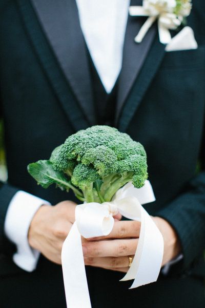 Broccoli Bouquet, Vegetable Bouquet Wedding, Artichoke Flower Bouquet, Vegetables Bouquet Ideas, Cabbage Bouquet, Vegetable Wedding, Healthy Bride, Tokyo Wedding, Wedding Bucket