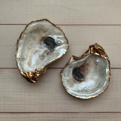 Serenity • Shells on Instagram: ““ 𝑇ℎ𝑒 𝑃𝑒𝑎𝑟𝑙 “ . . “The pearl is the queen of gems and the gem of queens.” – Grace Kelly . “The Pearl” now available for purchase on:…” Oyster Shells Diy, Cork Crafts Diy, Oyster Shell Crafts, Shells Diy, Paper Candle, Seashell Painting, Painted Shells, Writing Accessories, Shell Ornaments