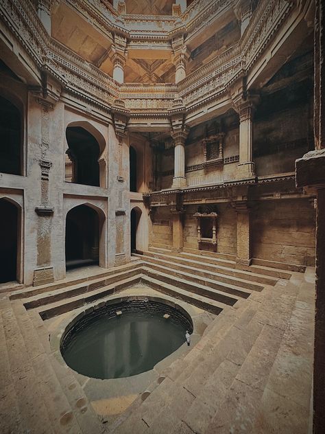 This beautuful stepwell is Adlaj stepwell near Ahmedabad, Gujrat , India. Indian Stepwell, Ahmedabad Aesthetic, Adalaj Stepwell, Fantasy Train, 2 States, Solar Punk, Oil Pastel Drawings Easy, Indian Motifs, Instagram Design Creative