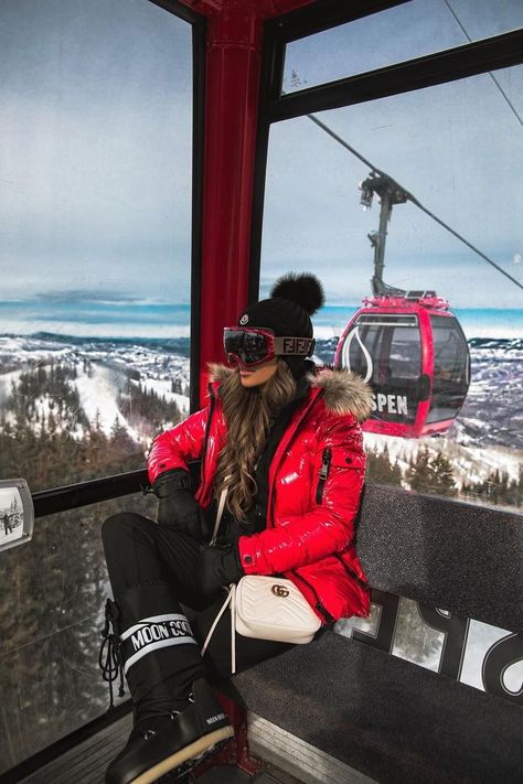 Winter Style // Winter outfit idea. Colorado Skiing Outfits, Colorado Vacation Outfits Winter, Off The Slopes Outfits, Womens Ski Outfits 2022, Colorado Outfit Winter Snow, Aspen Trip Outfits, Colorado Snow Outfit, Snow Outfits For Women Ski, Woman Ski Outfit