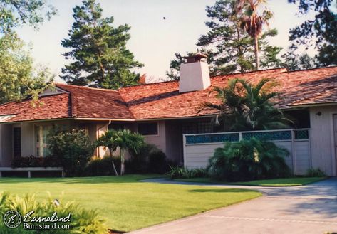 Looking Back: Disney-MGM Studios in 1990 - Backstage Tour - Golden Girls house front Golden Girls House, Curb Appeal Landscape, Storybook House, Famous Houses, The Golden Girls, Girl House, Golden Girl, California Style, Sims House