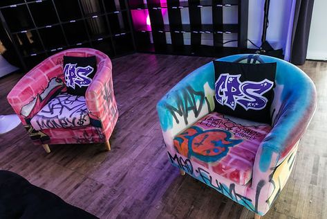 Graffiti Glam Decor, Tattoo Shop Ideas Decor, Graffiti Home Decor, Centerpieces With Moss, Graffiti Chair, Graffiti Interior Design, Spray Paint Table, 90s Furniture, Street Style Room