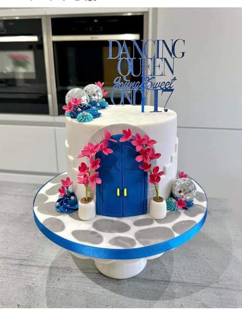 Greece Themed Cakes, Mamma Mia Table Decor, Greece Themed Party Decoration, Mamma Mia Decorations, 17th Birthday Party Ideas, Summer Birthday Cake, 17 Birthday Cake, 21 Diner, 17th Birthday Ideas