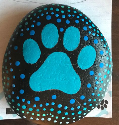 Dog Paw Rock Painting, Painted Pet Rocks, Paw Print Painted Rocks, Dog Rocks Painting, Rock Painting Dogs, Black Rock Painting Ideas, Dog Painted Rocks, Small Rock Painting Ideas, Acrylic Painting Rocks