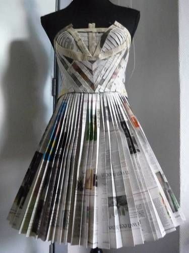 Newspaper Dress: 5 Steps (with Pictures) Newspaper Outfit, Anything But Clothes, Newspaper Fashion, Newspaper Dress, Diy Newspaper, Soda Can Art, Paper Dresses, Paper Clothes, Recycled Dress