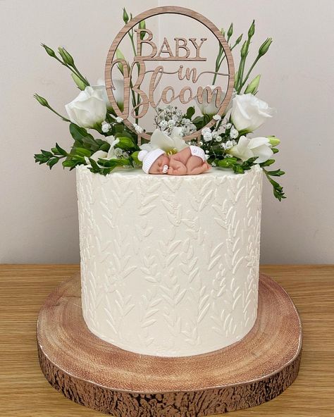 Floral Gender Reveal Cake, Gender Reveal Cake With Flowers, Flower Gender Reveal Ideas, Baby In Bloom Shower Cake Ideas, Baby In Bloom Desserts, Baby In Bloom Baby Shower Cake, Garden Baby Shower Cake, Baby In Bloom Cake Ideas, Baby In Bloom Baby Shower Ideas