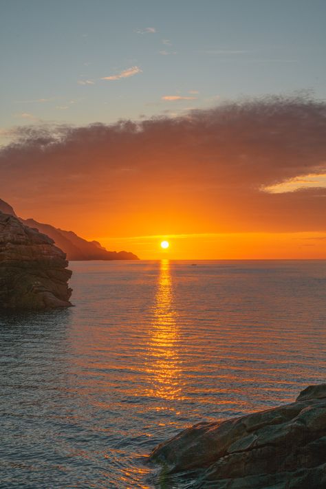 La #Corse bénéficie d’un environnement exceptionnel : une péninsule couverte de maquis pointée sur le golfe de Gênes ; une côte ouest aux roches sculptées par le vent et la #mer ; des #plages de sable fin dissimulées dans des petites criques ; des aiguilles de granite dressées dans le ciel ; des villages de #montagne toisant des villes balnéaires à la mode... En fait, il y en a vraiment pour tous les goûts en Corse, on vous emmène faire un tour des plus beaux endroits de l'île ! France, Le Vent