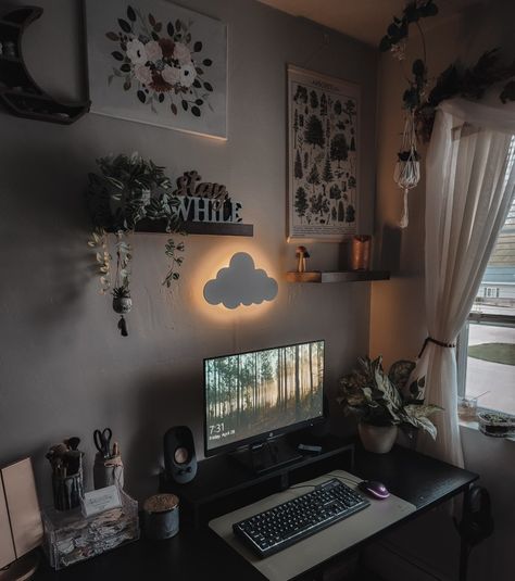 Cozy forestcore gaming area Comfy Pc Setup, Boho Gaming Room, Brown Gaming Setup, Cozy Gaming Aesthetic, Cozy Pc Setup, Couple Gaming Room Setup, Desk Vibes, Cozy Gaming Room, Cozy Gaming Setup