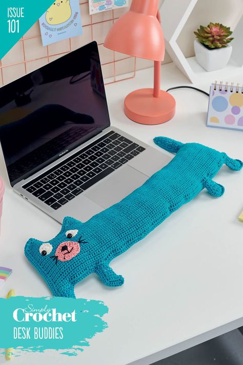 Couture, Cute Keyboard, Desk Buddies, Diy Desk Accessories, Simply Crochet, Crochet Dolls Free Patterns, Kawaii Crochet, Wrist Rest, Fun Crochet Projects