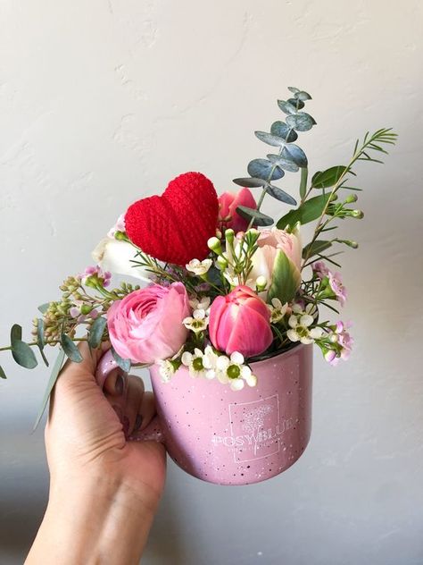 mother's day gifts Teacher Valentine Gift Flowers, Simple Valentines Bouquets, Mini White Flower Arrangements, Valentines Day Small Gifts, Diy Valentines Flowers, Valentine’s Day Flowers Arrangement, Florist Valentines Day, Flower Arrangements Valentines Day, Floral Valentine Arrangements