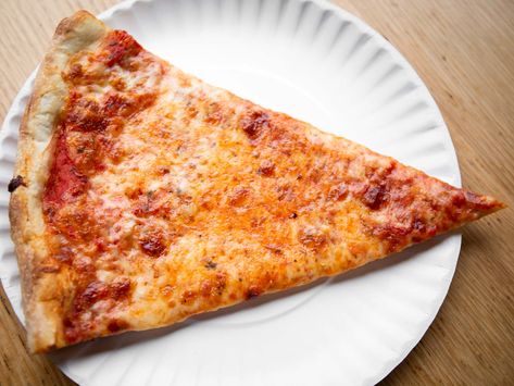 History of NY style pizza.  Slice of plain pizza from Delmar Pizza in Sheepshead Bay, NY. Essen, Pizza History, Plain Pizza, History Of Pizza, Ny Style Pizza, Ny Pizza, Pizza Style, Pizza Maker, New York Pizza